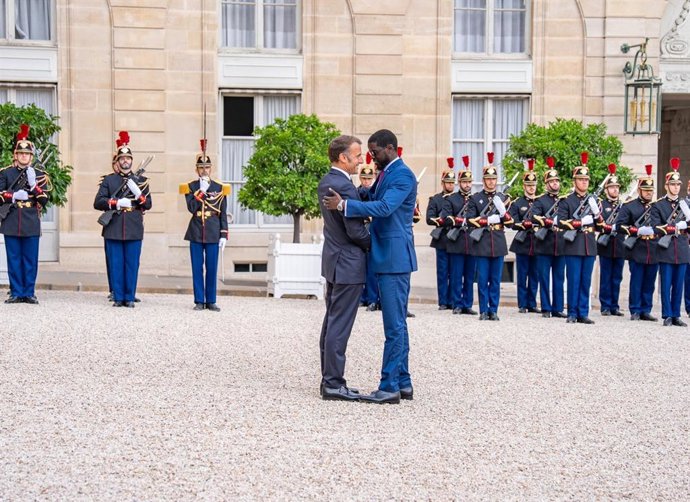 El presidente de Francia, Emmanuel Macron, recibe a su homólogo senegalés, Bassirou Diomaye Faye, en el Elíseo
