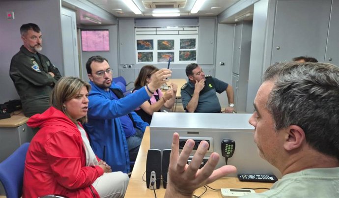 El presidente del Principado de Asturias, Adrián Barbón, durante su visita al Puesto de Mando Avanzado trasladado al mercado de ganado El Foxo, junto con la vicepresidenta, Gimena Llamedo, y la delegada del Gobierno, Adriana Lastra.