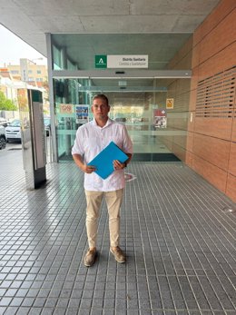 El alcalde de Guadalcázar (Córdoba), Domingo Reina, entrega en el Distrito Sanitario las reclamaciones presentadas por los vecinos del municipio.