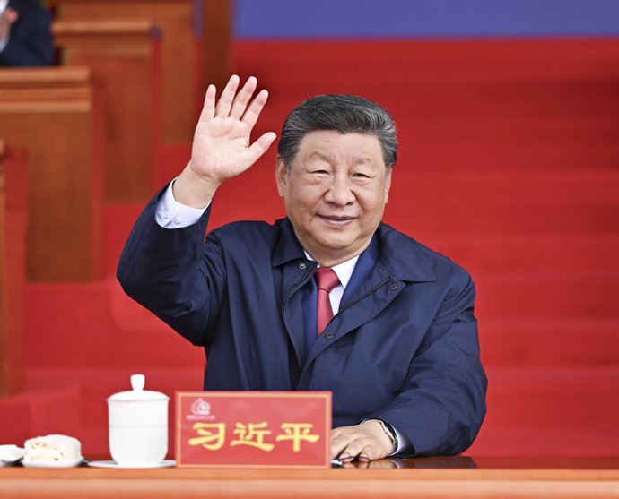 LHASA, 21 de agosto de 2025 -- O presidente chinês Xi Jinping, também secretário-geral do Comitê Central do Partido Comunista da China (PCC) e presidente da Comissão Militar Central, participa de uma grande reunião na praça do Palácio de Potala para marca
