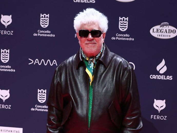 Archivo - El director de cine Pedro Almodóvar posa en la alfombra roja de los Premios Feroz 2025, en el Pazo da Cultura, a 25 de enero de 2025, en Pontevedra, Galicia (España).