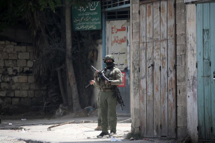 27 de agosto de 2025, Nablus, Cisjordânia, Território Palestino: Tropas israelenses se posicionam durante uma incursão na cidade de Nablus, na Cisjordânia ocupada, em 27 de agosto de 2025