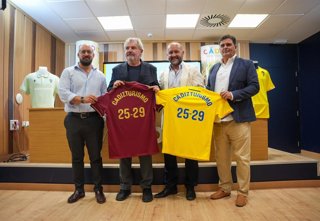 Germán Beardo, vicepresidente cuarto de la Diputación de Cádiz, Juancho Ortiz, vicepresidente primero de la corporación, Manuel Vizcaíno, presidente del Cádiz CF, y Rafael Contreras, vicepresidente del club, tras firmar convenio de patrocinio.