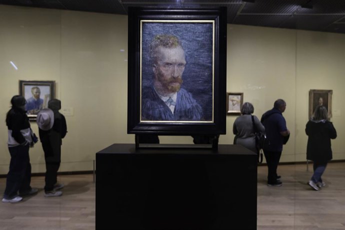 Archivo - September 30, 2024: Amsterdam, Netherlands. People from all over the world visit the Van Gogh Museum to see the largest collection of works by the Dutch painter