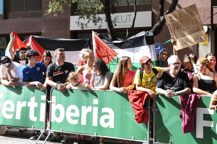 Diverses persones sostenen banderes palestines durant una concentració contra la participació de l'equipo ciclista Israel-Premier Tech en la Volta a Espanya 2025 a Figueres.