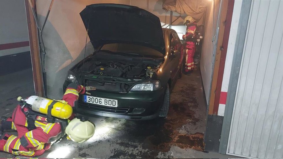 Bomberos revisan un coche que generó humo en un garaje de Laredo por el arranque continuado