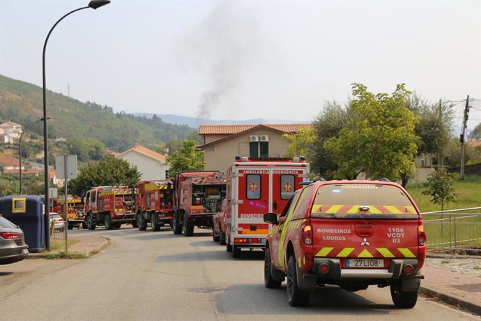 LISBOA, 22 de agosto de 2025 -- Caminhões de bombeiros são vistos perto de um local de incêndio florestal em Unhais da Serra, região central de Portugal, em 22 de agosto de 2025. Os incêndios florestais que assolam as montanhas da Gardunha, na região cent