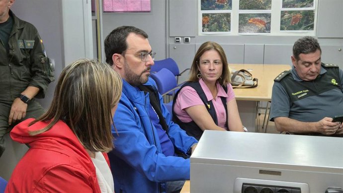 La delegada del Gobierno en Asturias, Adriana Lastra, en el Puesto de Mando Avanzado trasladado a Ibias, junto al presidente del Principado, Adrián Barbón, y la vicepresidenta, Gimena Llamedo.