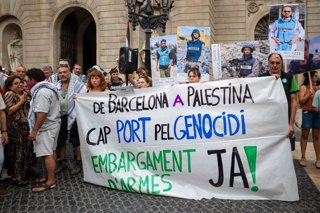 Pancarta para reclamar el embargo de las armas durante la protesta en Barcelona contra el asesinato de periodistas en Gaza.