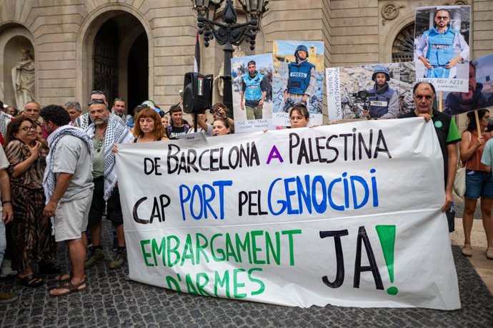 Pancarta para reclamar el embargo de las armas durante la protesta en Barcelona contra el asesinato de periodistas en Gaza.