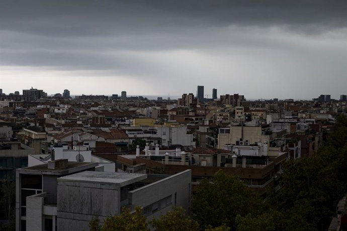 Archivo - Arxiu - Cel ennuvolat a la ciutat de Barcelona