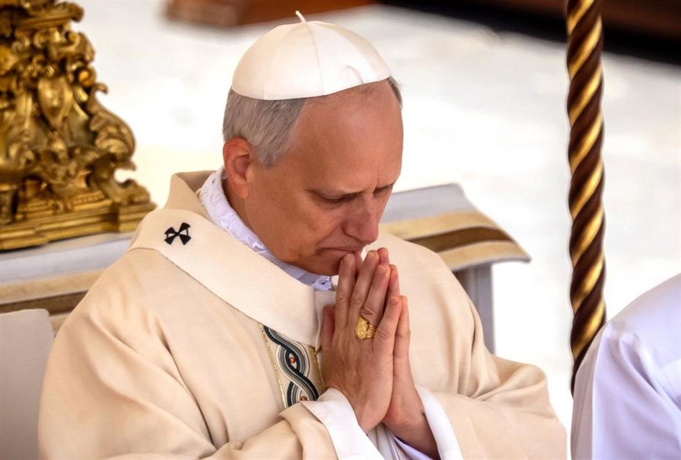 Archivo - 18 May 2025, Vatican, Vatican City: Pope Leo XIV stands with a fisherman's ring (Piscatory Ring)and pallium during his inauguration at St. Peter's Square for. Robert Francis Prevost is the first pontiff from the United States. Photo: Michael 