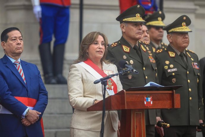 La presidenta de Perú, Dina Boluarte, en una ceremonia por el día de la Defensa Nacional