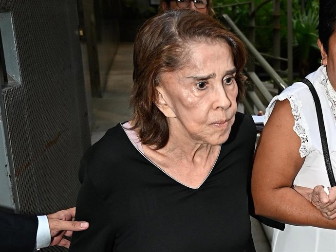 Minra Carvajal, viuda de Manuel de la Calva, abandona la capilla ardiente " rota" de dolor