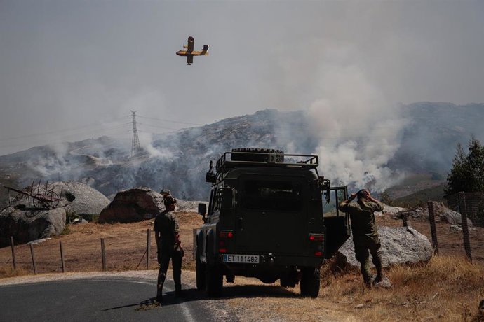 Efectivos aéreos de los bomberos durante las labores de extinción del incendio de Avión, a 25 de agosto de 2025, en Avión, Ourense