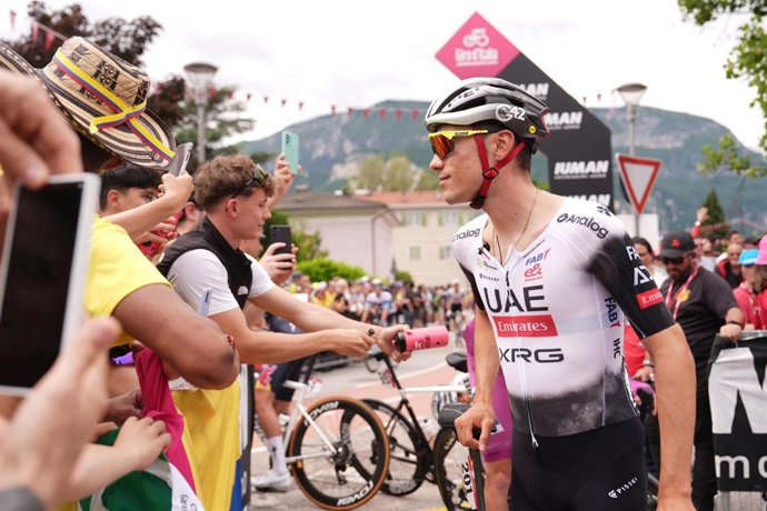 Archivo - Juan Ayuso, antes de una carrera.