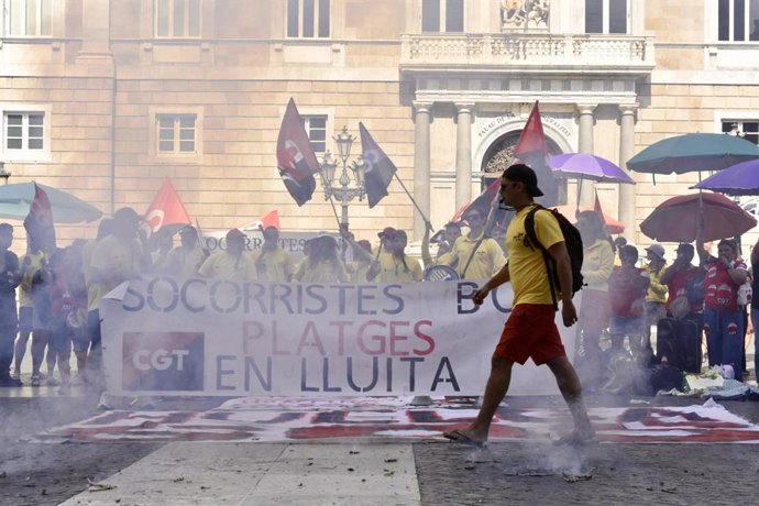 Socorristes de Barcelona durant una manifestació, a 22 d'agost de 2025, a Barcelona.