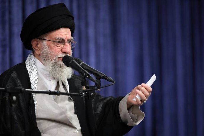 24 de agosto de 2025, Teerã, Teerã, Irã, República Islâmica do: O líder supremo do Irã, Ali Khamenei, participa de uma cerimônia de luto pelo martírio do Imã Reza, em Teerã, Irã, em 24 de agosto de 2025