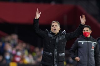 Archivo - Robert Moreno, head coach of Granada, protests during the spanish league, La Liga Santander, football match played between Granada CF and Cadiz CF at Nuevo Los Carmenes stadium on February 28, 2022, in Granada, Spain.