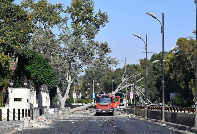 Archivo - Camión de bomberos cerca de una estructura dañada por un ataque de Israel en la sede del Ejército sirio en Damasco