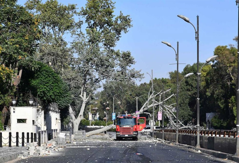 Archivo - Camión de bomberos cerca de una estructura dañada por un ataque de Israel en la sede del Ejército sirio en Damasco