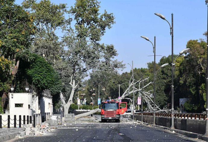 Archivo - DAMASCUS, July 16, 2025  -- A fire truck is seen near a structure damaged in an Israeli airstrike at the Syrian Army General Command headquarters in Damascus, Syria, on July 16, 2025. Israeli warplanes intensified their air campaign across south