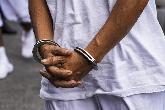 Archivo - Arquivo - 31 de março de 2022, San Salvador, El Salvador: Um membro da gangue MS-13 está sendo escoltado para um centro de detenção. No domingo, 27 de março, o Congresso salvadorenho aprovou um estado de emergência depois que o país registrou o 