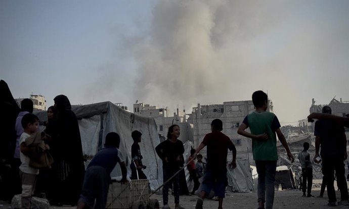15 de agosto de 2025, Khan Younis, Faixa de Gaza, Território Palestino: A fumaça se espalha após um ataque israelense a uma casa em Khan Yunis, em 15 de agosto de 2025