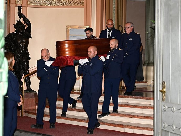 El féretro con los restos mortales de Manuel de la Calva sale de la capilla ardiente situada en la SGAE