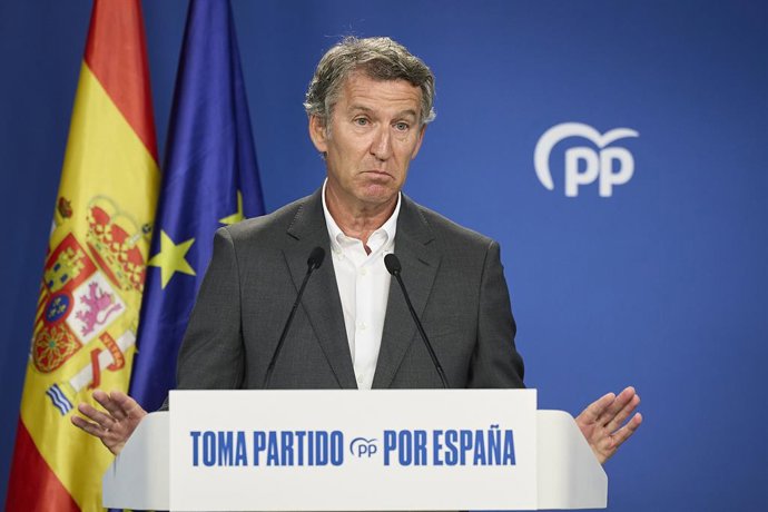 O Presidente do PP, Alberto Núñez Feijóo, durante uma coletiva de imprensa após a reunião do Comitê Diretivo do PP, na sede do partido, em 25 de agosto de 2025, em Madri (Espanha). Durante a apresentação, o líder do PP falou sobre