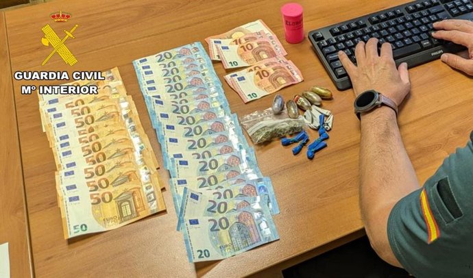 Dinero y droga intervenida al detenido