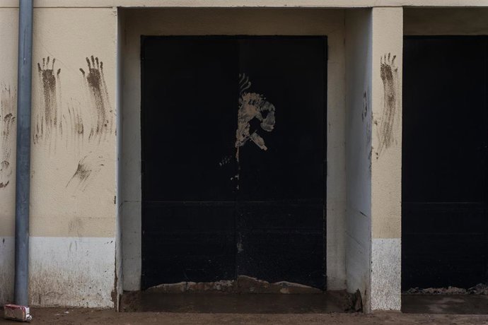 Archivo - Lodo acumulado en el Centro Comercial de Bonaire, a 5 de noviembre de 2024, tras el paso de la dana. ARCHIVO. 