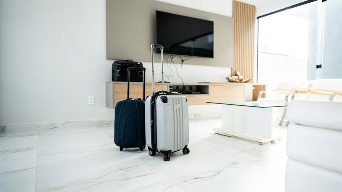 Dos maletas en una vivienda. Foto recurso.