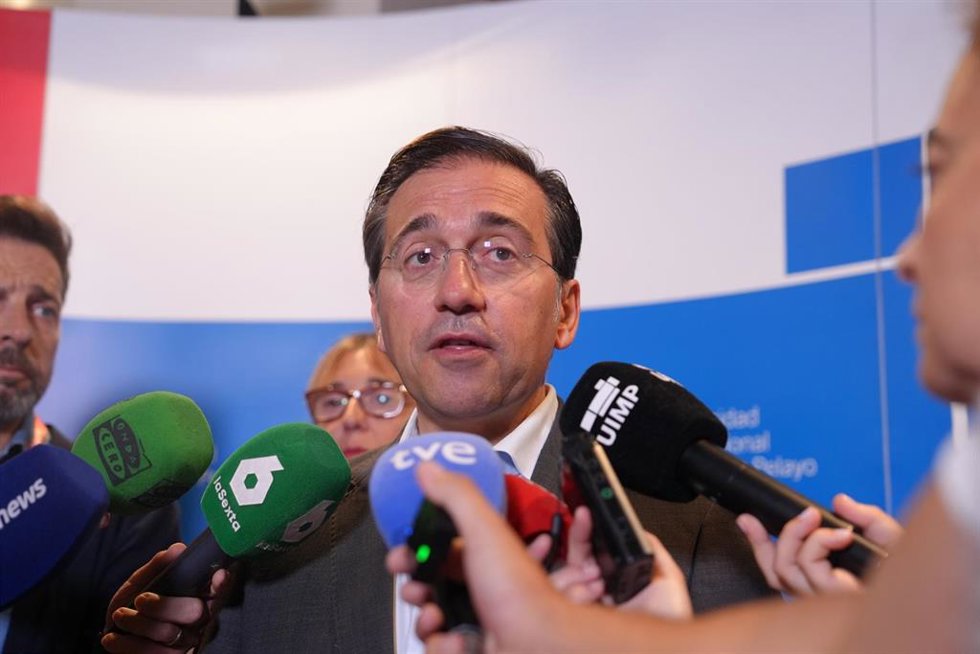 Archivo - El ministro de Asuntos Exteriores, Unión Europea y Cooperación, José Manuel Albares, ofrece declaraciones a los medios en el Palacio de la Magdalena, a 13 de julio de 2025, en Santander, Cantabria (España). 
