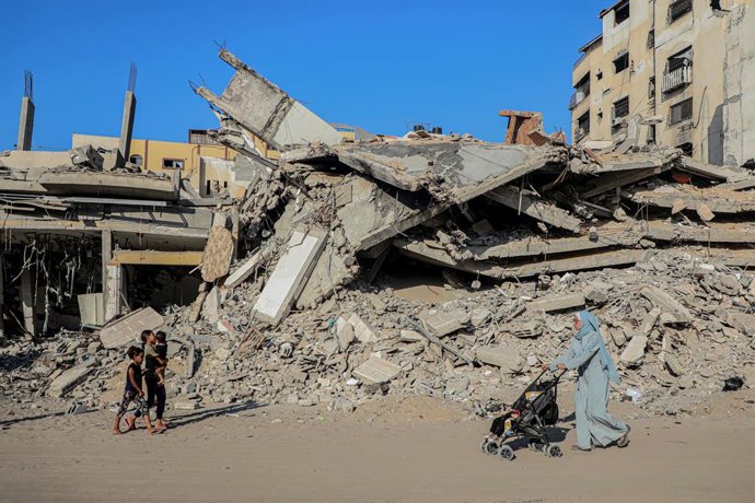 GAZA, 27 de agosto de 2025 -- Crianças palestinas deslocadas são vistas em um abrigo no sudoeste da cidade de Gaza, em 27 de agosto de 2025.