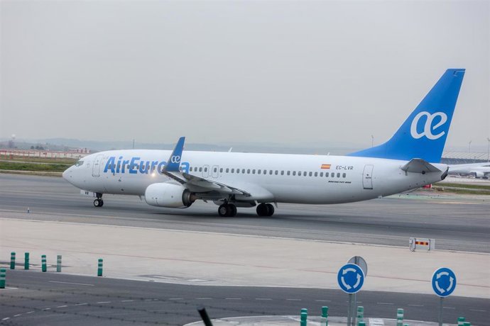 Archivo - Un avión de la aerolínea AirEuropa en el aeropuerto Adolfo Suárez Madrid-Barajas, a 2 de enero de 2024, en Madrid (España). 