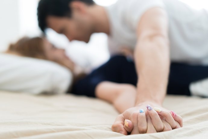 Archivo - Pareja en la cama.