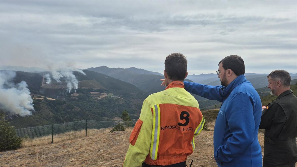 El incendio forestal de Ibias, único activo en Asturias este jueves, que registra otros cinco controlados