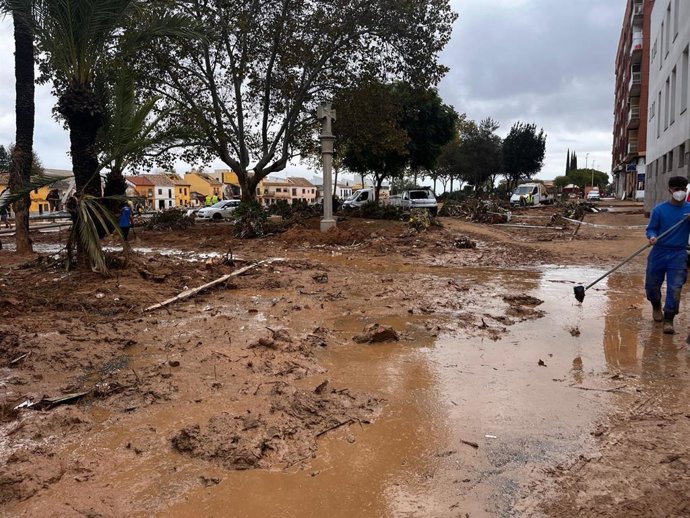 Archivo - Calles anegadas de barro tras la dana.