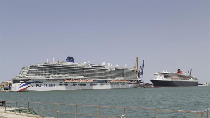 Archivo - Cruceros atracados en el puerto de Cádiz en una imagen de archivo.