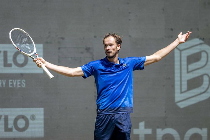 Archivo - 20 June 2025, North Rhine-Westphalia, Halle (westfalen): Russian tennis player Daniil Medvedev reacts during his men's singles quarter-final tennis match against US' Alex Michelsen at the Terra Wortmann Open. Photo: David Inderlied/dpa