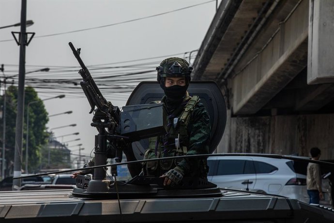 Archivo - 11 April 2024, Thailand, Mae Sot: A Thai soldier looks out of an armored vehicle. Rebel groups in crisis-hit Myanmar have reportedly taken control of the important trading town of Myawaddy on the border with Thailand. Photo: Steven Note/dpa