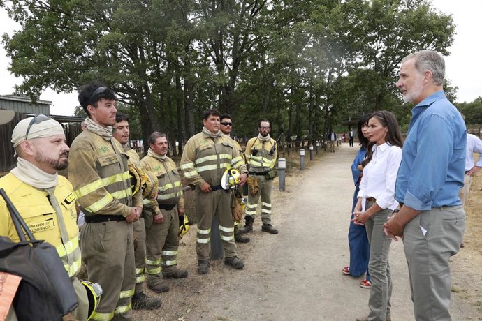 O Rei e a Rainha da Espanha durante sua visita ao Lago Sanabria e ao parque natural das serras de Segundera e Porto, em 27 de agosto de 2025, em Zamora, Castilla y León (Espanha). O objetivo é se reunir com as pessoas afetadas e as autoridades para conhec
