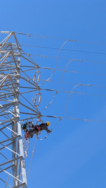 Endesa tiende dos nuevas líneas aéreas de alta tensión desde la subestación Campanillas para reforzar suministro en Málaga