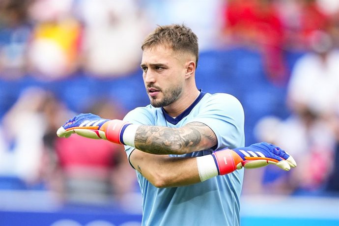 Archivo - Arnau Tenas of Spain warms up during Men's Gold Medal Match of the Football between France and Spain on Parc des Princes during the Paris 2024 Olympics Games on August 9, 2024 in Paris, France.