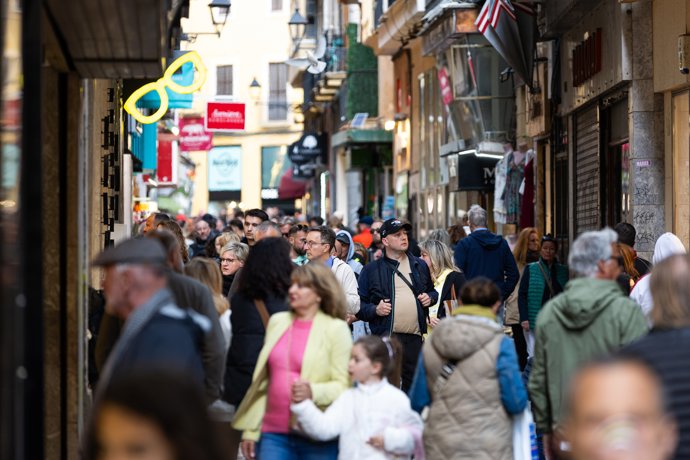 Varios turistas en el centro de Palma de Mallorca, a 23 de abril de 2024, en Palma de Mallorca, Mallorca, Baleares (España).