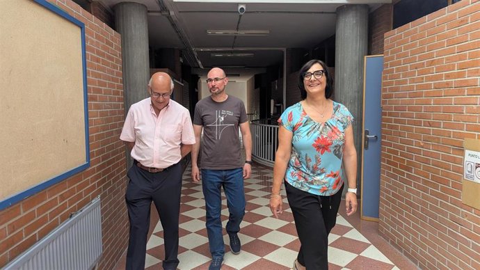 La delegada de Desarrollo Educativo de la Junta en Granada, María José Martín, ha visitado el instituto Fray Luis de Granada