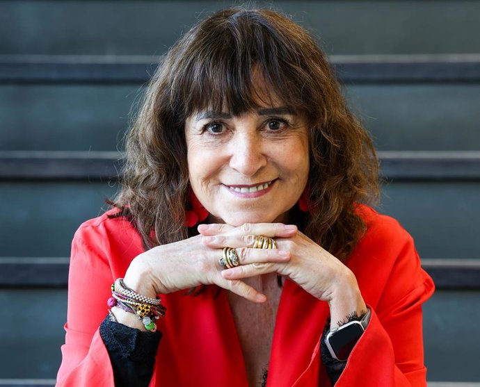 Archivo - La escritora, periodista, y premio nacional de las Letras, Rosa Montero, posa para Europa Press durante la presentación de su nueva novela 'Animales difíciles', en la Biblioteca del Retiro, a 14 de enero de 2025, en Madrid (España). ‘Animales d