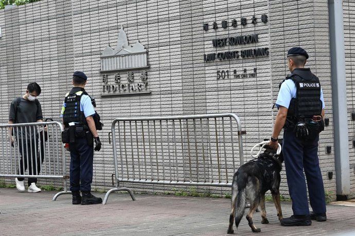 28 de agosto de 2025, Hong Kong, Hong Kong, China: Uma vista geral mostrando um homem entrando no Tribunal de Magistrados de West Kowloon, onde o julgamento de Jimmy Lai está sendo realizado em 28 de agosto de 2025, em Hong Kong. O julgamento da lei de se