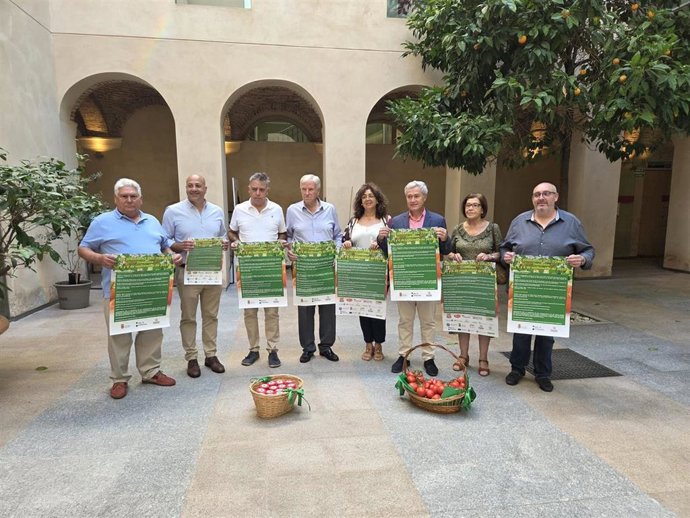 Autoridades, organizadores y colaboradores presentan las XIX Jornadas del Tomate de Guadiana.